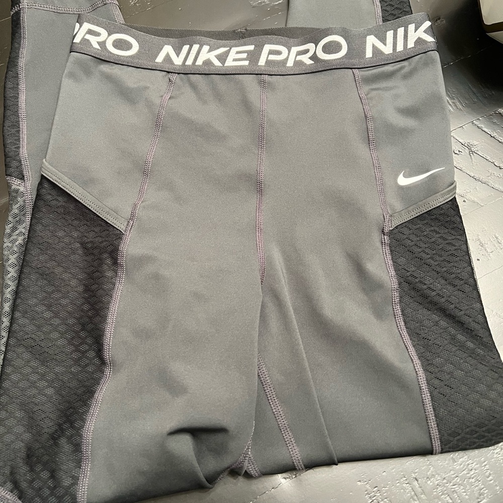 Nike - Picture 4 of 6